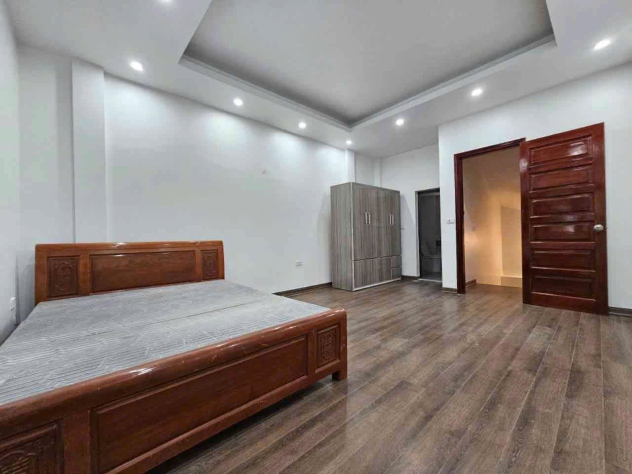 7 TỶ CÓ NGAY NHÀ 5 TẦNG, Ô TÔ ĐỖ CỔNG, GẦN HỒ ĐIỀU HÒA TRUNG TÂM THẠCH BÀN - CỔ LINH 2