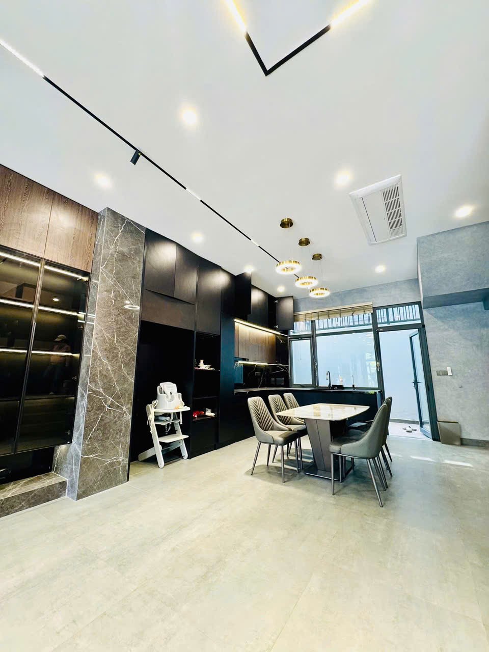 Cần bán Nhà mặt tiền Phường Phú Hữu, Quận 9, Diện tích 102m², Giá 18.5 Tỷ 5