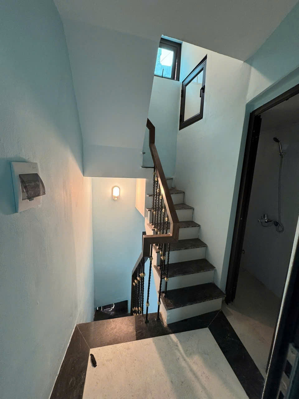 Nhỉnh 6 tỷ có nhà 20m2 xây 5 tầng MẶT PHỐ Lê Duẩn gần ngã ba Trần Nhân Tông, sổ riêng 3