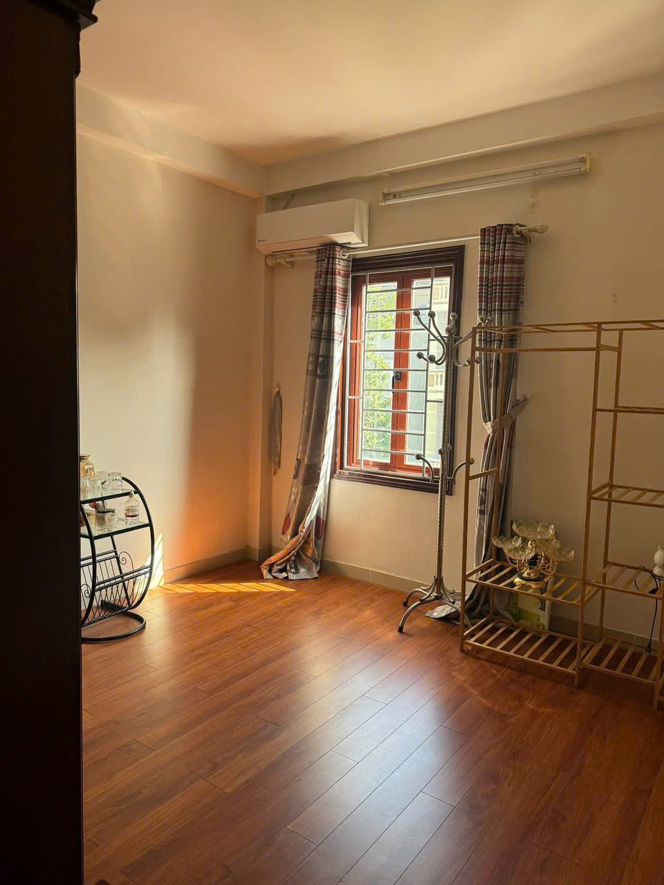 Cho thuê nhà riêng ngõ 68 đường Cầu Giấy 40m x 5T, 6PN4VS giá 16 triệu, đường 3M 3