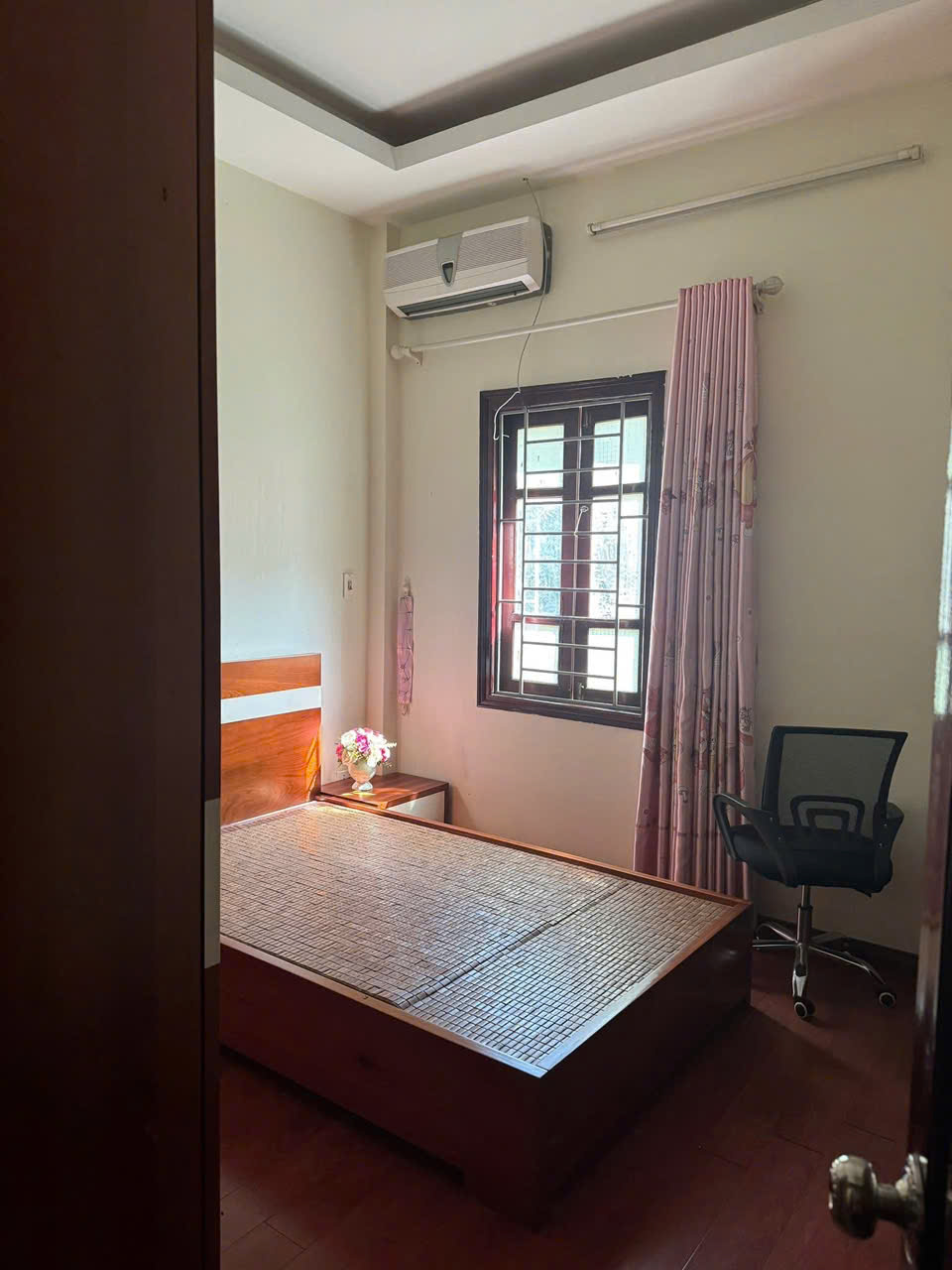 Cho thuê nhà riêng ngõ 68 đường Cầu Giấy 40m x 5T, 6PN4VS giá 16 triệu, đường 3M 4