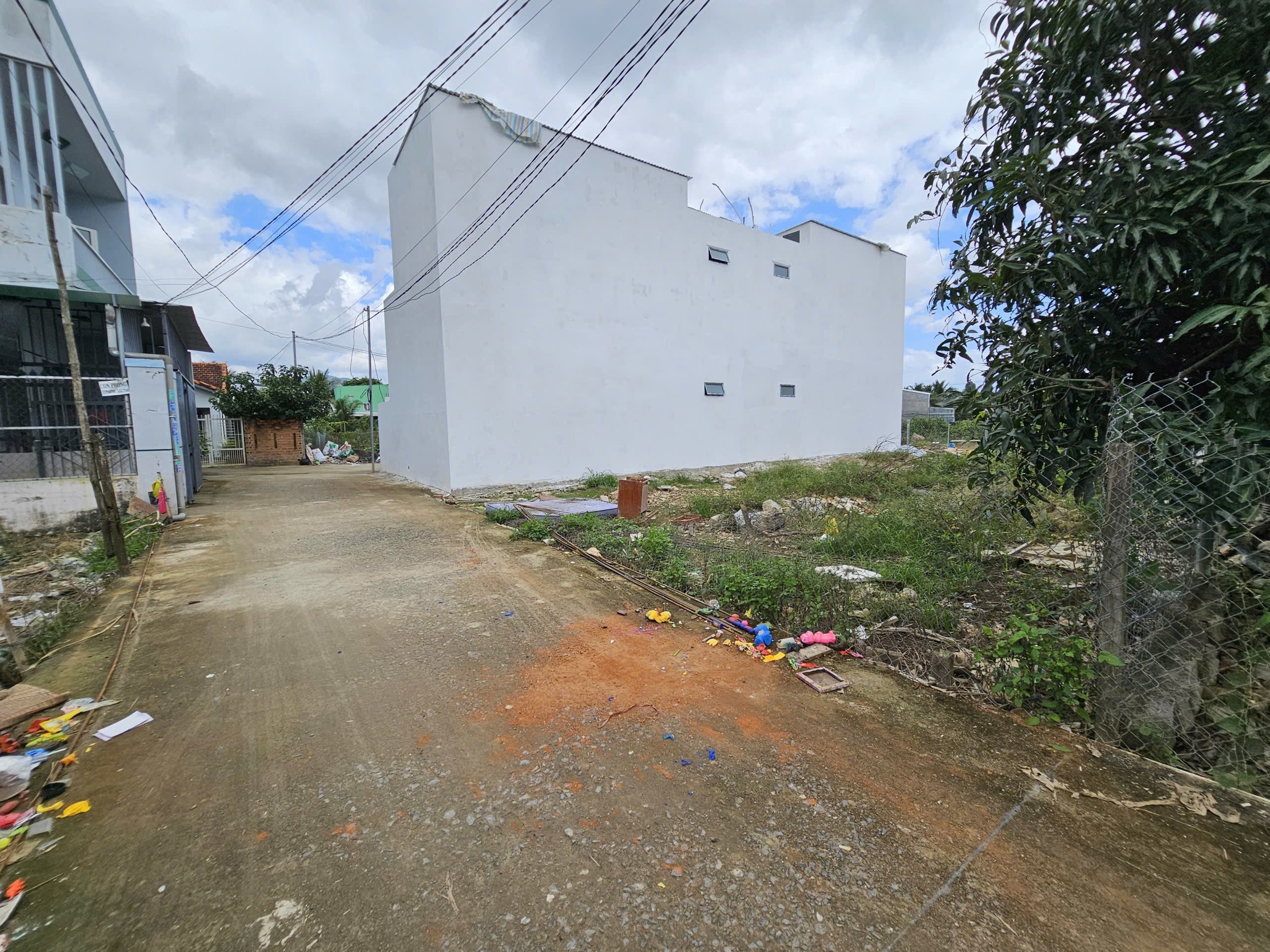 Bán đất Diên Toàn full thổ gần chợ Đông Dinh đường thông bên hông Cafe Sol Vàng