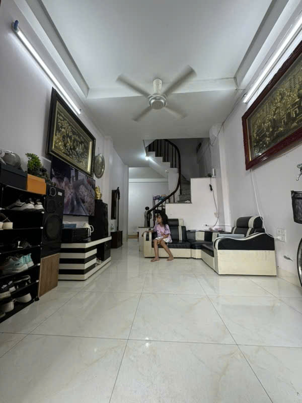 Chị Mai bán nhà lô Góc mặt ngõ 192 Kim Giang gần cầu Lù 30m2 chỉ 6.x tỷ. Lh 0989626116