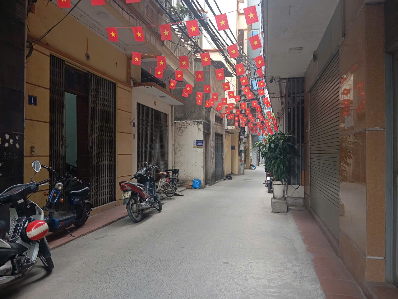 Chị Mai bán nhà lô Góc mặt ngõ 192 Kim Giang gần cầu Lù 30m2 chỉ 6.x tỷ. Lh 0989626116 3