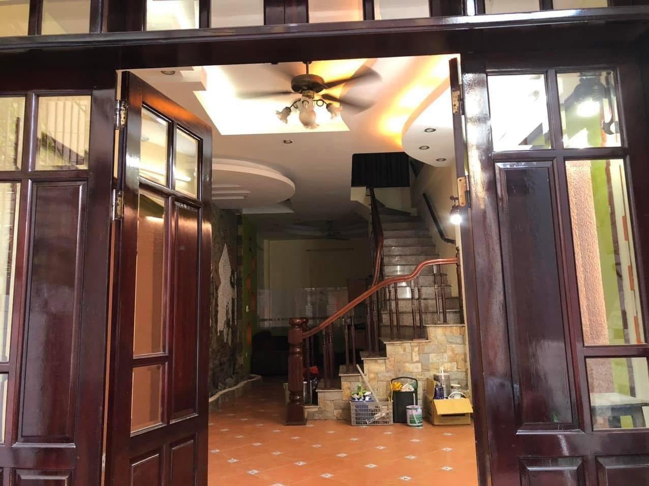 Cần cho thuê nhà riêng phố Quan Hoa, Cầu Giấy 55m x 5T giá 18 triệu Ô TÔ ĐỖ CỬA