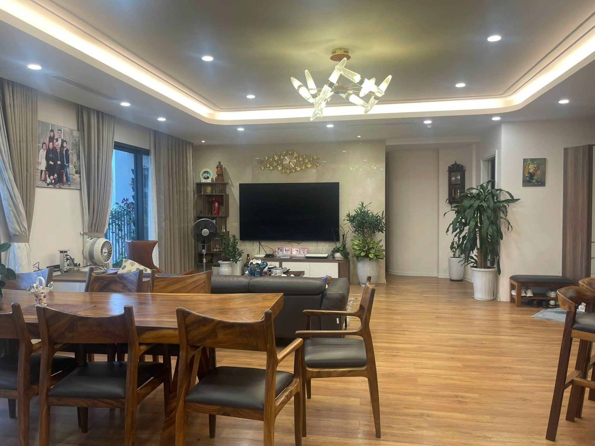 Bán căn hộ 3PN-VIEW HỒ tại Vinhomes D'capitale full đồ giá 12.x tỷ