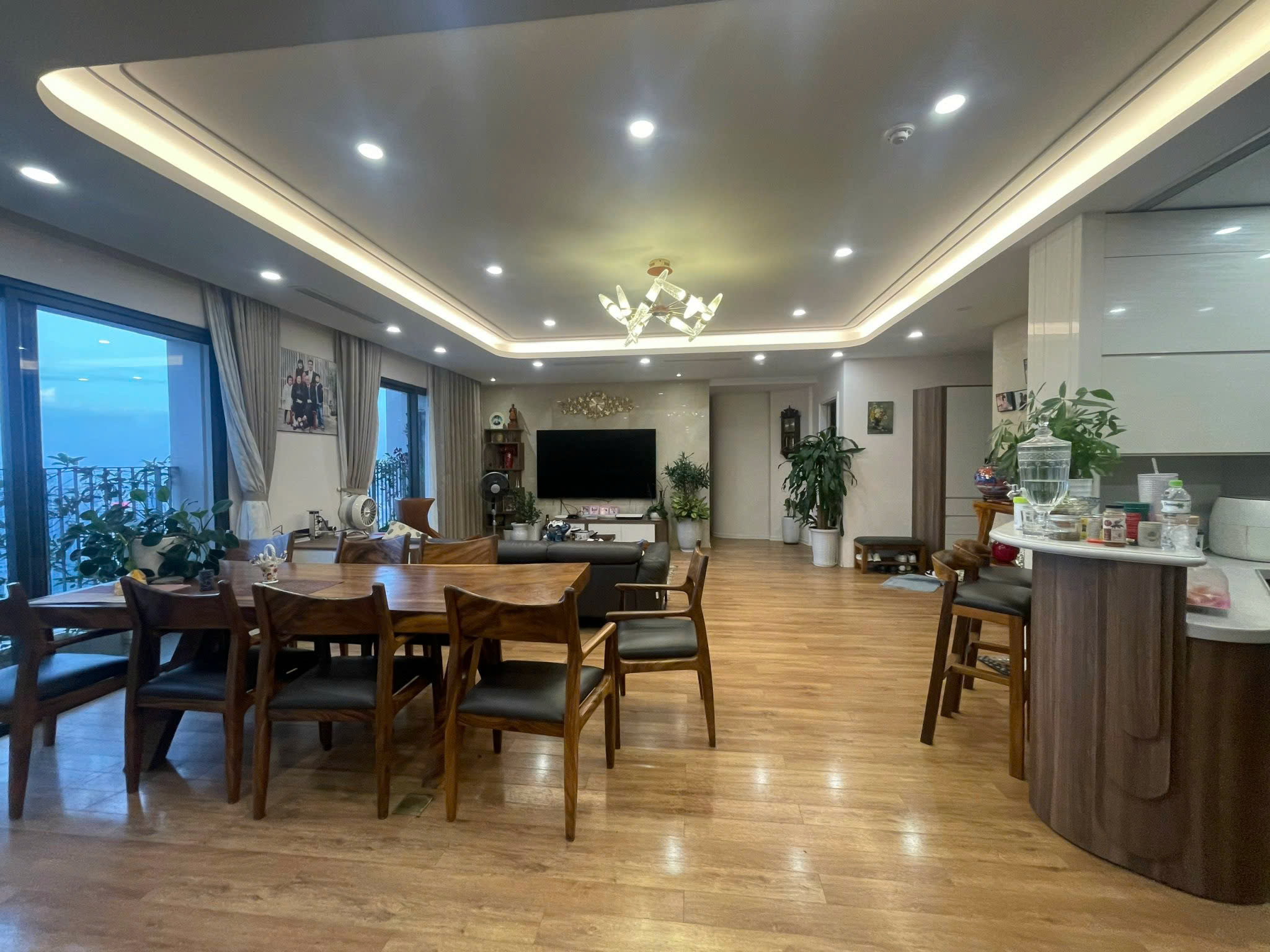 Bán căn hộ 3PN-VIEW HỒ tại Vinhomes D'capitale full đồ giá 12.x tỷ 2