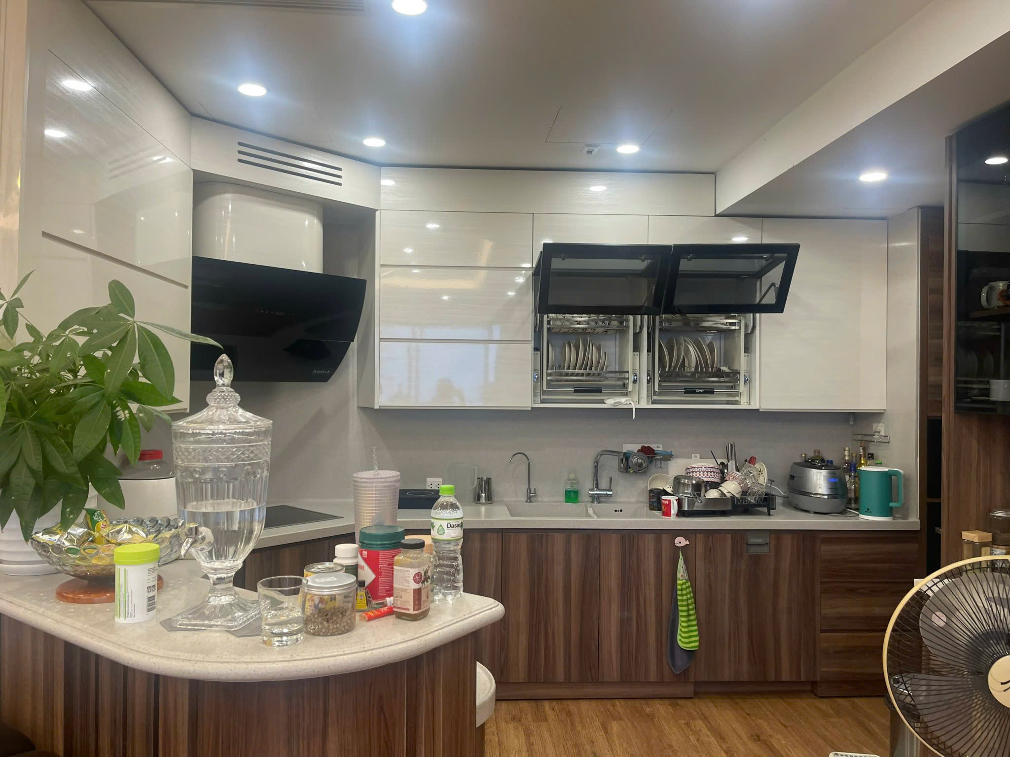 Bán căn hộ 3PN-VIEW HỒ tại Vinhomes D'capitale full đồ giá 12.x tỷ 3