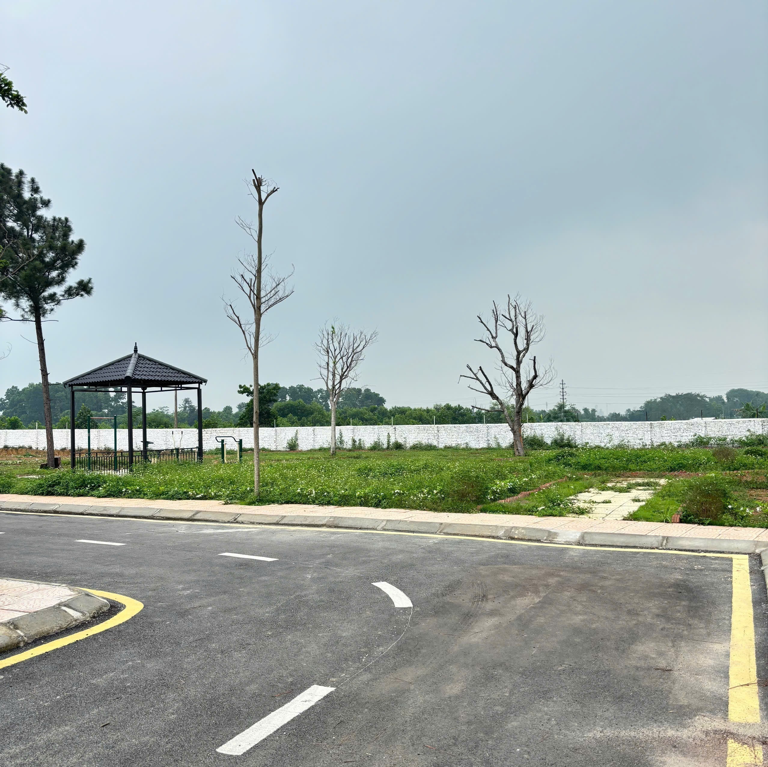 Bán nhanh lô góc hoa hậu tại Hòa Lạc, dt 100m2, full thổ cư, gần QL21, khu CNC, ĐHQG 2