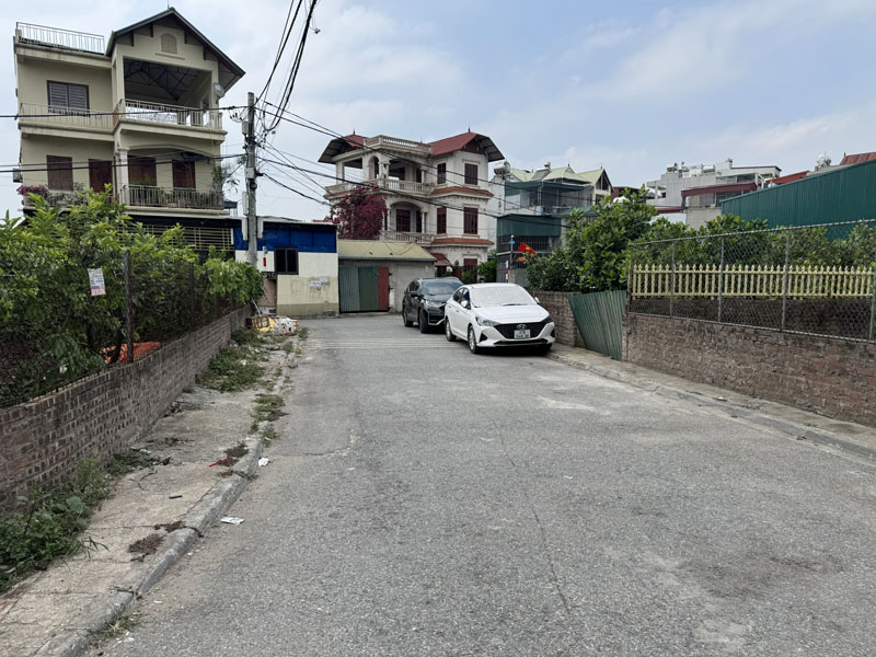 Cần bán 107m2 nhà 3 tầng ngay gần trường cấp 1 2 Đông Dư. Đường ô tô tránh đỗ trước cửa 2