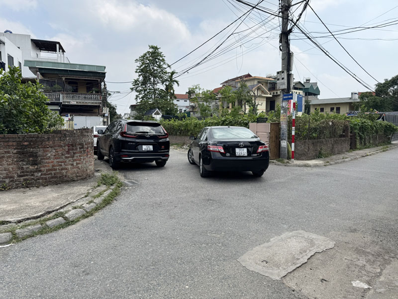 Cần bán 107m2 nhà 3 tầng ngay gần trường cấp 1 2 Đông Dư. Đường ô tô tránh đỗ trước cửa 4