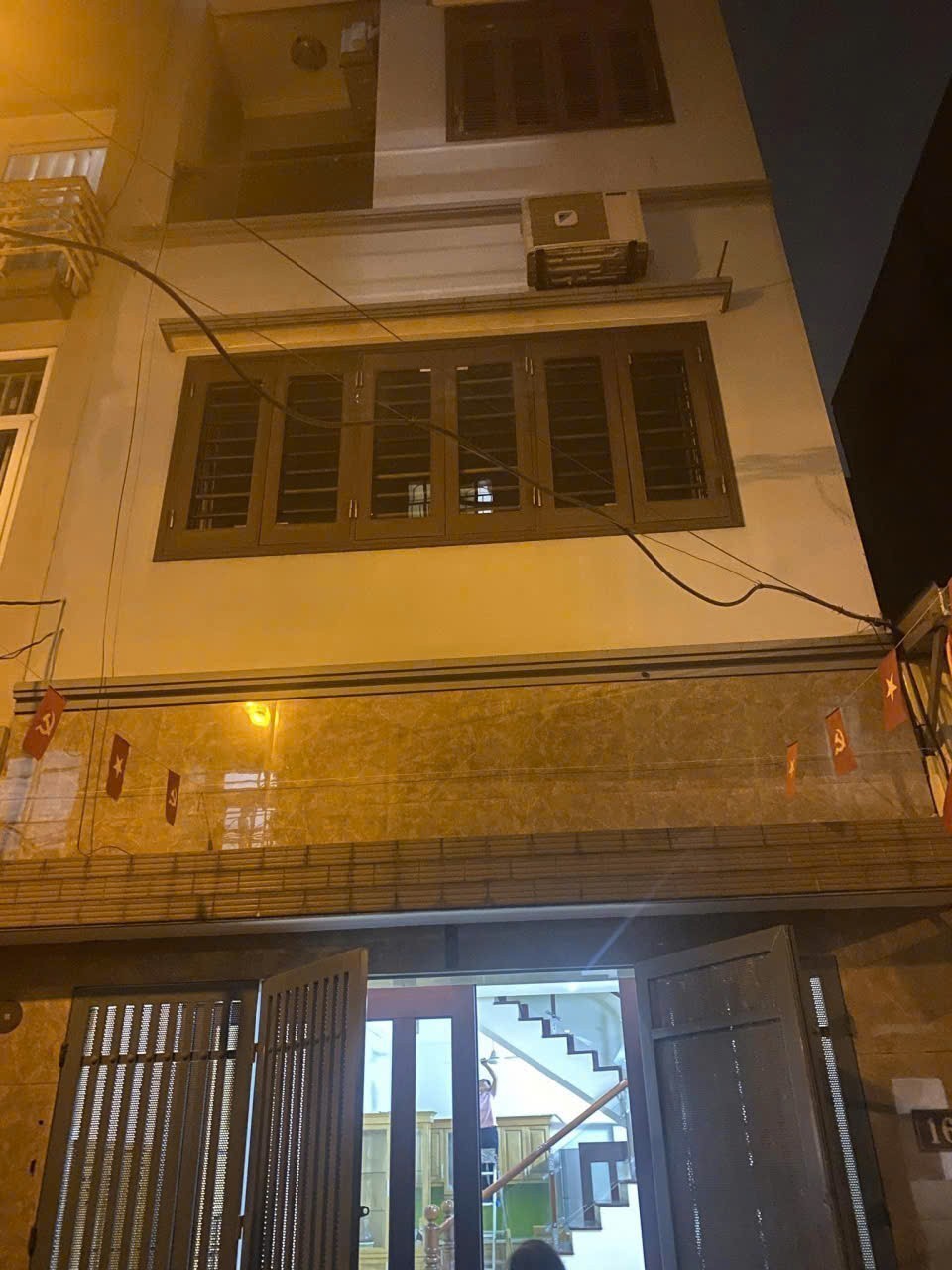 BÁN NHÀ BÁT KHỐI LONG BIÊN DT 35M2 Ô TÔ GẦN VÀI PHÚT SANG PHỐ TIỆN ÍCH