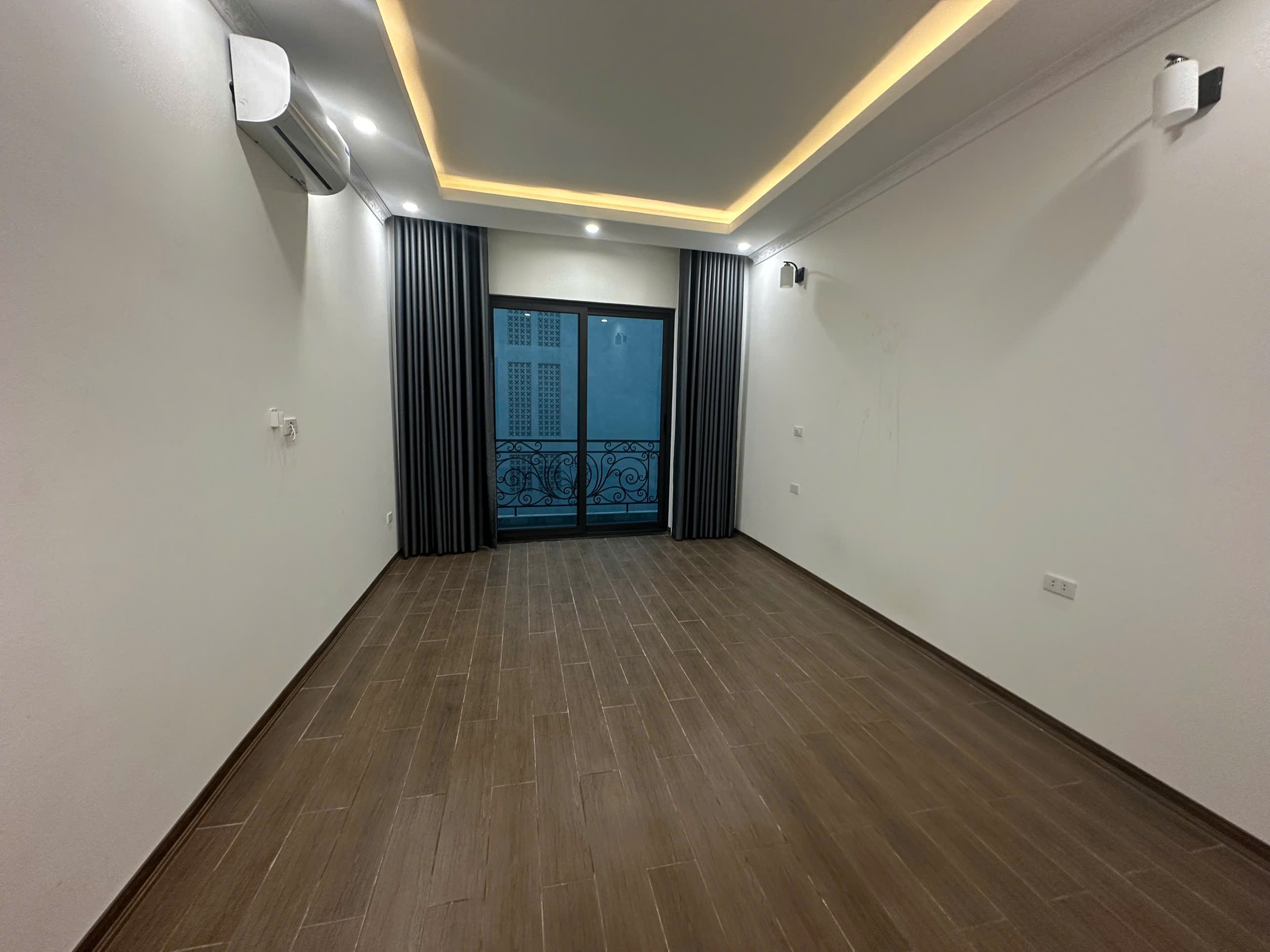 BÁN NHÀ BÁT KHỐI LONG BIÊN DT 54M2 VÀI BƯỚC RA Ô TÔ TRÁNH THOÁNG MÁT Ở SƯỚNG 2