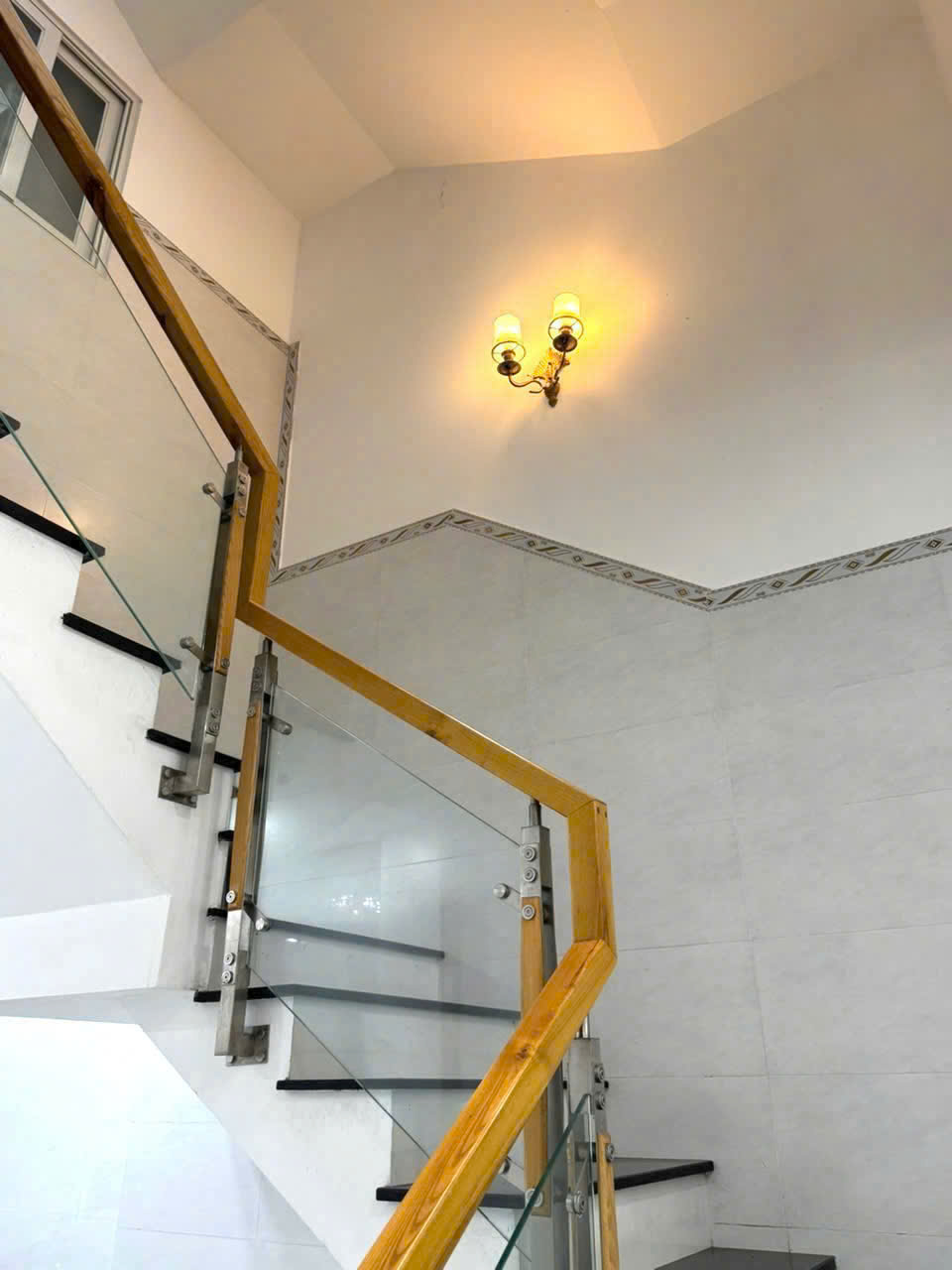 Bán nhà hẻm đường số 3, Bình Hưng Hòa , dt 83m2 , 2 lầu , 3pn , 3wc , 2 sân thượng giá 5,9 tỷ 3