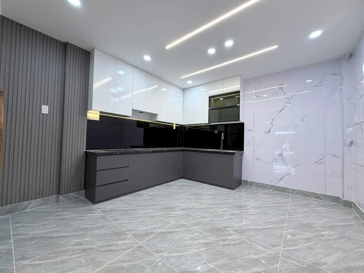 Bán nhà hẻm Nguyễn Hữu Tiến , Tây Thạnh dt 64m2 , 2 lầu , 4pn , 5wc , nội thất hiện đại giá 10,5 tỷ 5