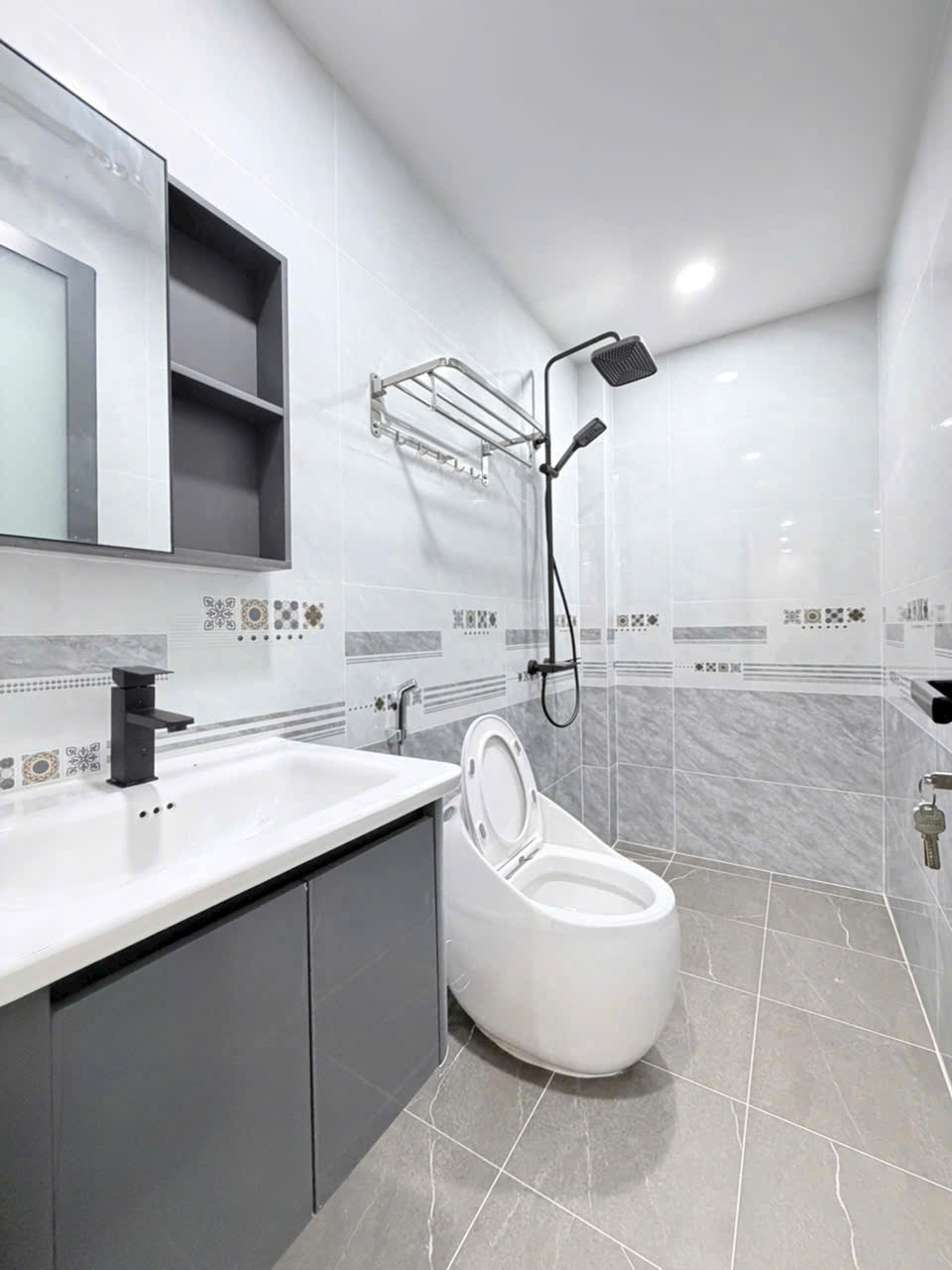 Bán nhà hẻm Nguyễn Hữu Tiến , Tây Thạnh dt 64m2 , 2 lầu , 4pn , 5wc , nội thất hiện đại giá 10,5 tỷ 6