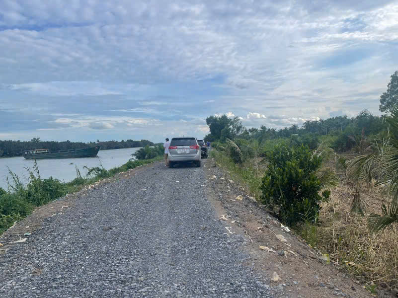 Bán đất mt sông Vàm Cỏ Đông , xã Thạnh Lợi tdt 2833m2 ( có 300m2 thổ ) giá 5,3 tỷ 9