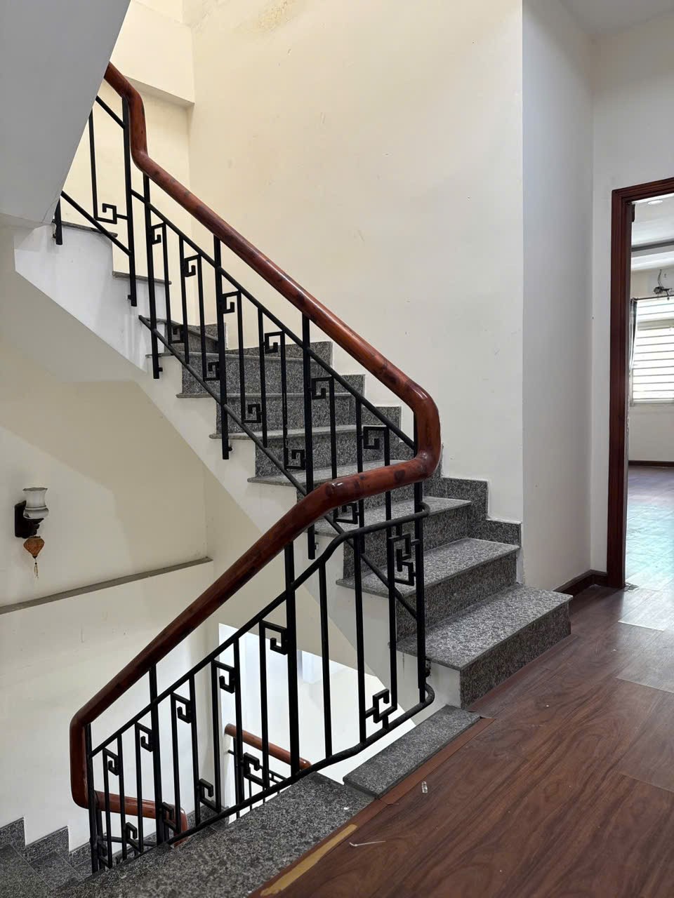 HOTKIỆT Ô TÔ TRÁNH CHỈ 5.X ĐỒNG - SẴN NHÀ 3 TẦNG KIÊN CỐ - DT 62.2M2 (3.8X16.4) NỞ HẬU NHẸ - VỊ 2